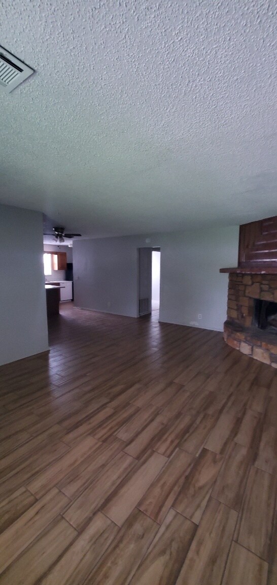Foto del edificio - 1033 N Oak Ct