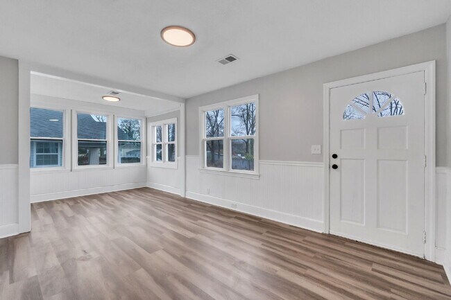 Foto del edificio - Stylish 2-Bedroom, 1-Bath Home with Contemporary Finishes ($1200/mo base rent***)