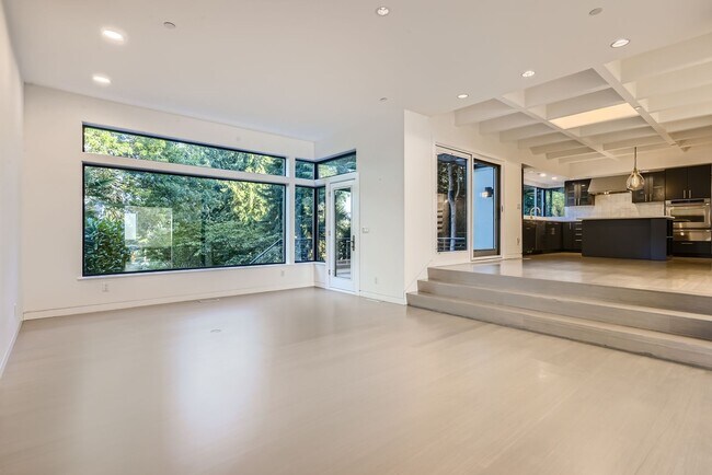 Building Photo - Beautiful Oasis in Medina, Available Now