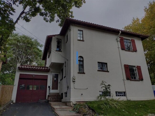 Building Photo - 401 Oak St