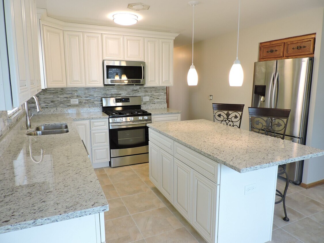 Foto principal - 6947 W Higgins Ave