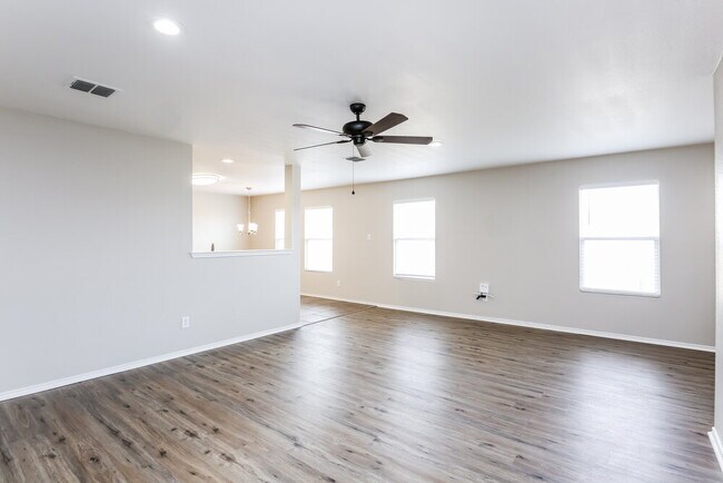 Foto del edificio - 16737 Woodside Dr