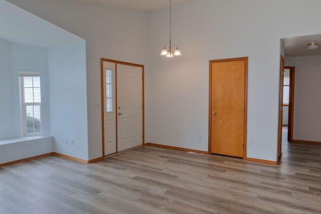 Building Photo - Single Story Home w/ HOA Provided Lawn Services