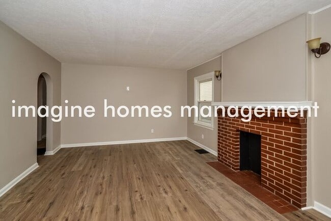Building Photo - Charming 3 Bedroom Cape Cod Home in Deer Park