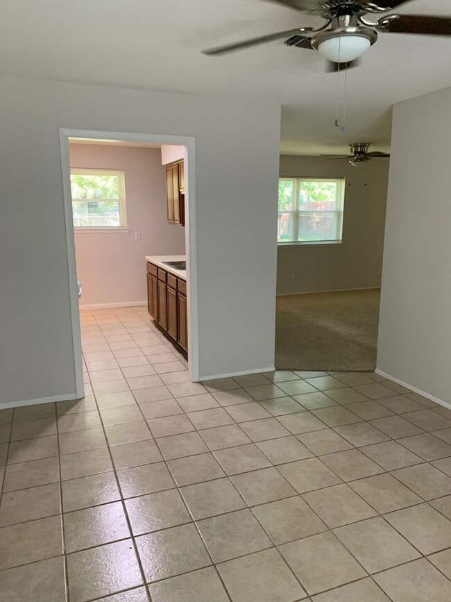 Building Photo - AVAILABLE NOW!!! Lovely 3 bedroom, 1 bath ...