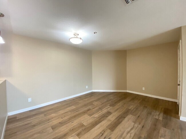 Foto del edificio - 2 Bed/2 Bath Condo - Owner Pays Water, Sew...