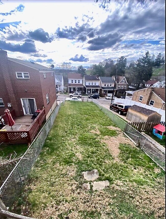 Building Photo - *** Huge 5 Bedroom House *Pet Friendly * Newly Renovated * Large Fenced in Yard * Luxurious Updat...