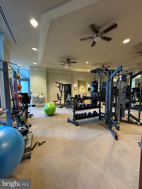 Foto del edificio - 8220 Crestwood Heights Dr
