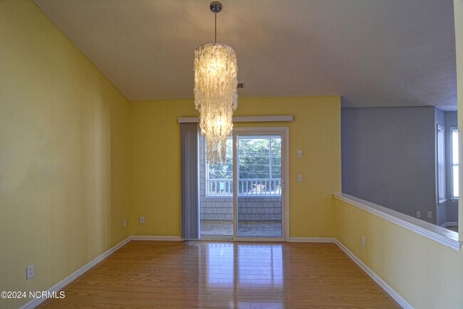 Foto del edificio - 633 Spencer-Farlow Dr