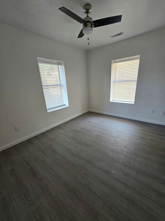 Building Photo - 300 S 5th St