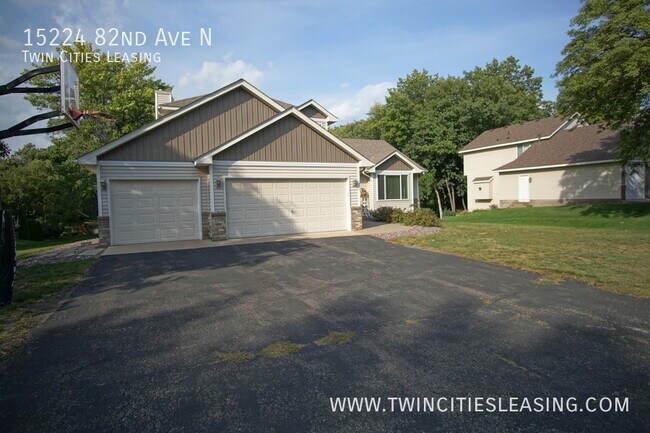 Foto del edificio - Great 4 bedroom 4 bathroom home with a 3 c...