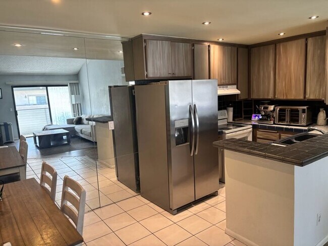 Building Photo - Beautiful Large 2+2, Balcony, Central AC ~...