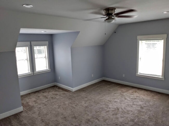 Large master bedroom 25 x 14 - 400 Lakeview Blvd