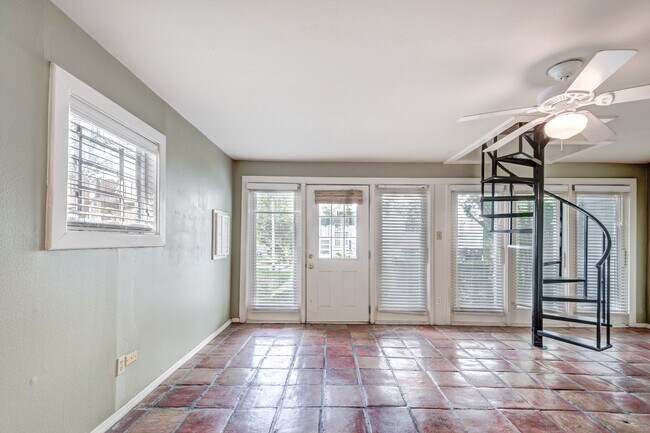 Building Photo - 2010 Elmen St