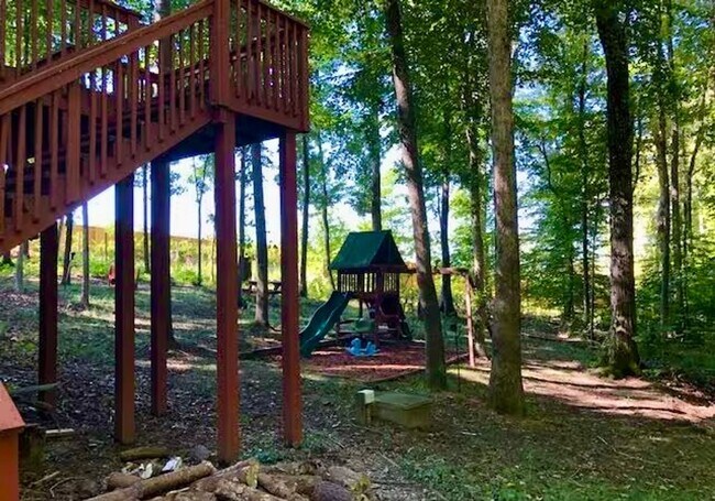 Foto del edificio - Spacious 3100 sq ft 3 bedroom 2 bath home on over 1.5 acres in Oak Ridge, NC