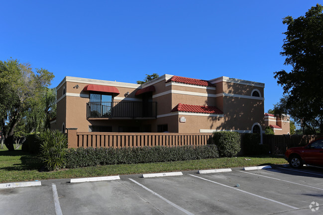 Building Photo - Banyan Lake