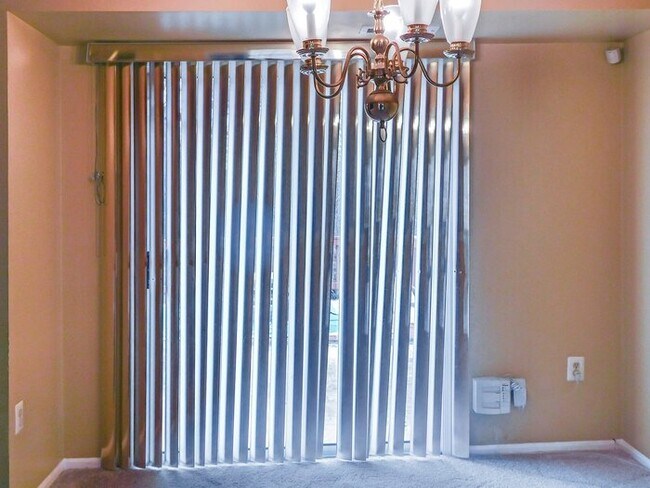 Foto del edificio - Charming 2-Story Townhome with 3 Bedrooms/...