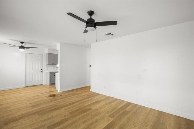 Foto del edificio - 1317 Mckie Cove