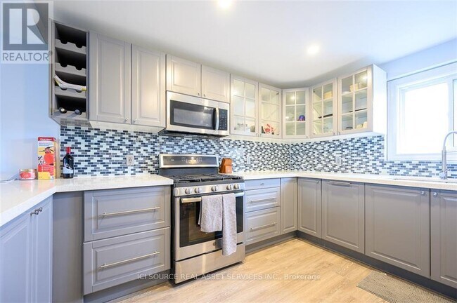 Building Photo - 103 Macaulay St E