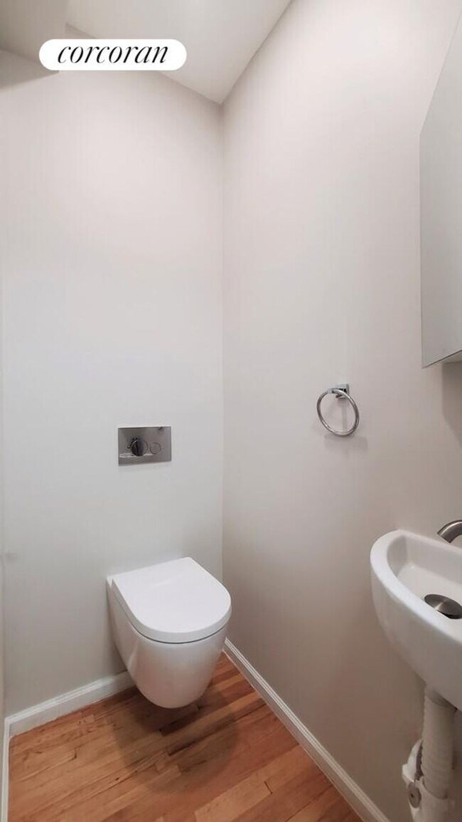 Foto del edificio - 306 W 51st St