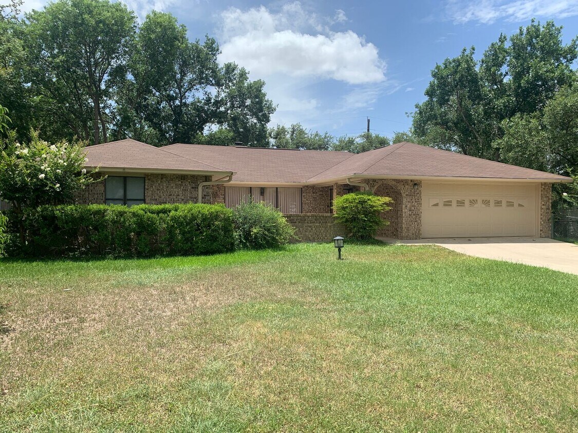 Foto principal - Cozy and Quaint 2 bedroom 2 bath with bonu...