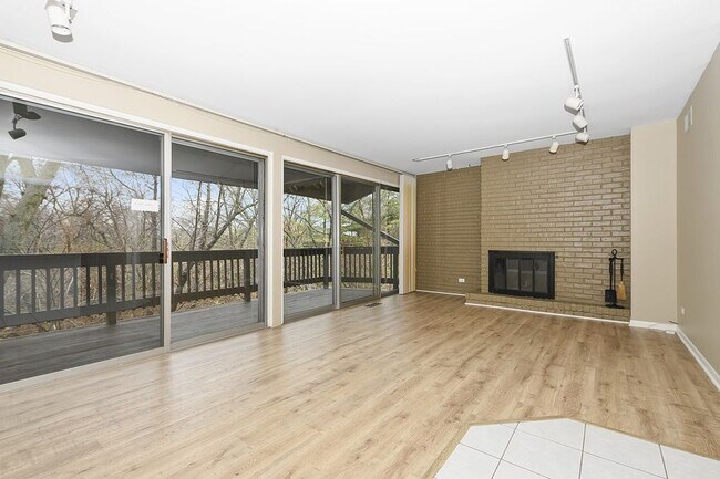 sala de estar/chimenea - 5523 E Lake Dr