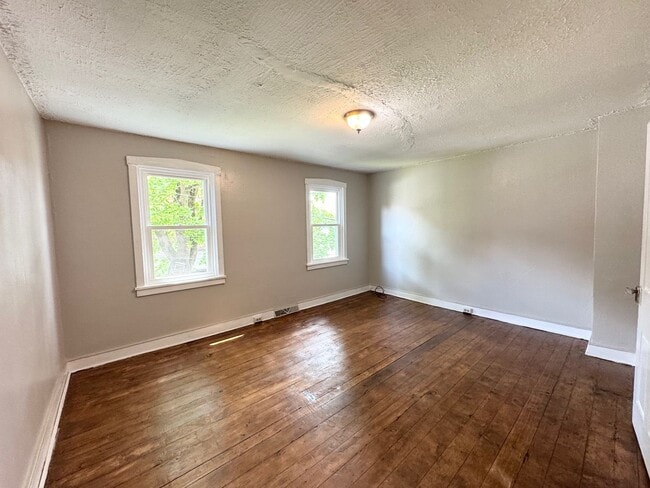 Building Photo - 2 Bedroom Semi-Detached Home
