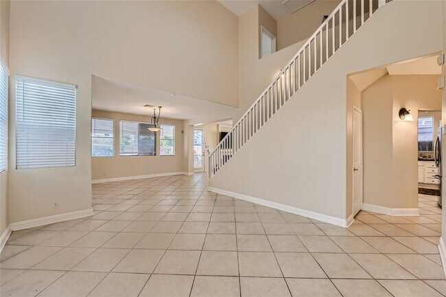 Foto del edificio - 5 Bedroom Home with Heated POOL & SPA Near...