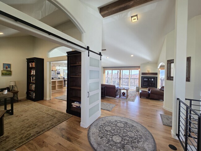 Foto del edificio - 4055 Sleeping Indian Ln