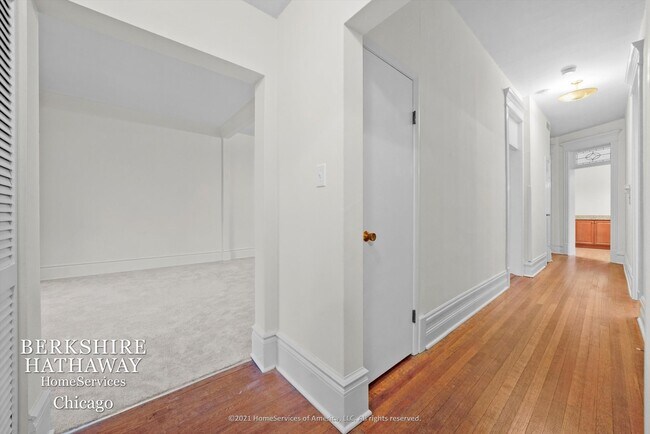 Building Photo - 427 W St. James Place