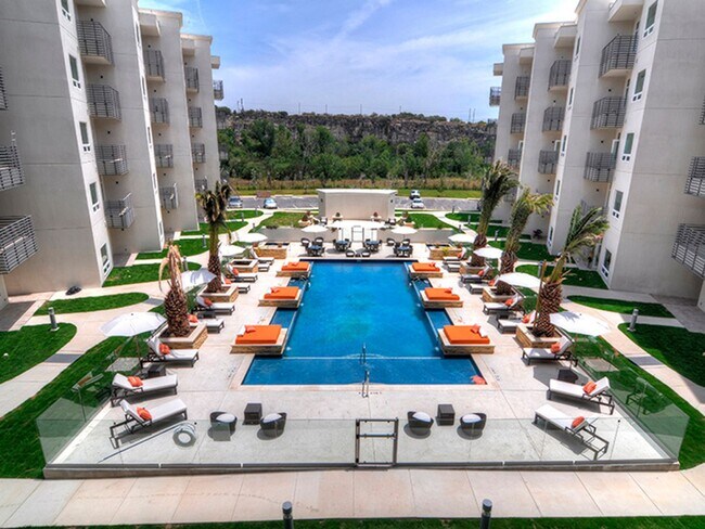 Foto del edificio - The Ricchi Luxury Condominiums