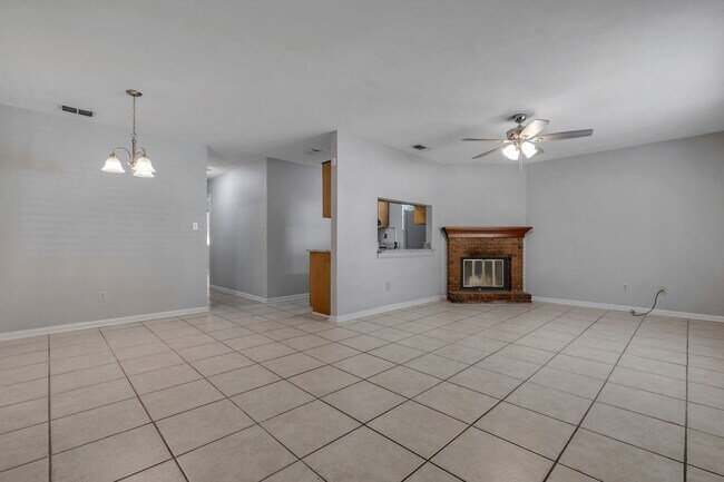 Building Photo - Townhome Off The Parkway