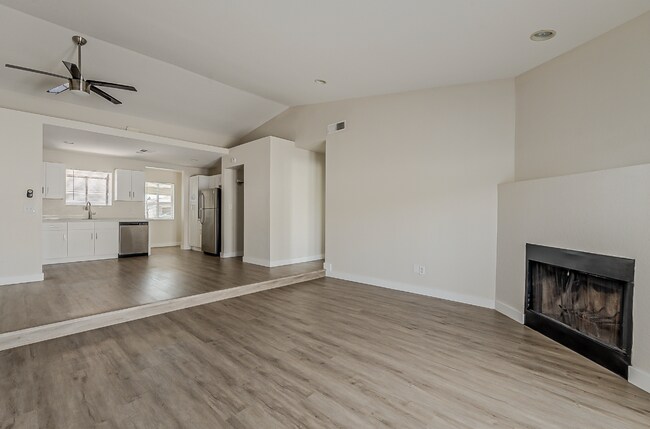 Foto del edificio - Beautifully remodeled 3bed/2ba Townhome - Ask about our Move-in Specials