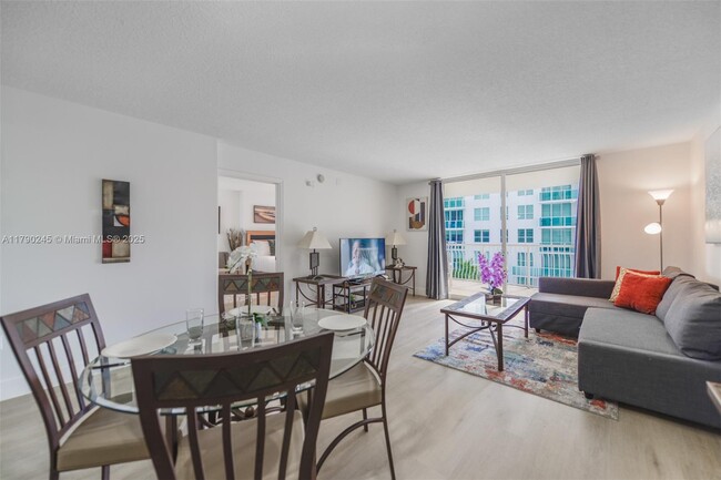 Foto del edificio - 1200 Brickell Bay Dr