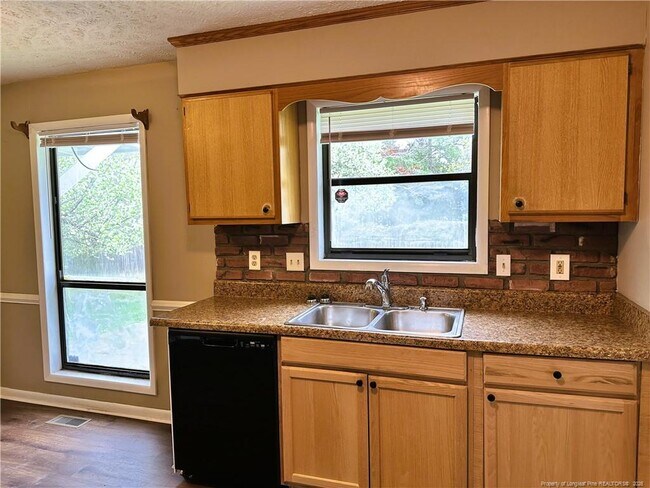 Building Photo - 1542 Londonderry Pl