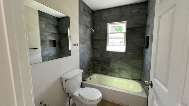 Building Photo - 2112 Victory