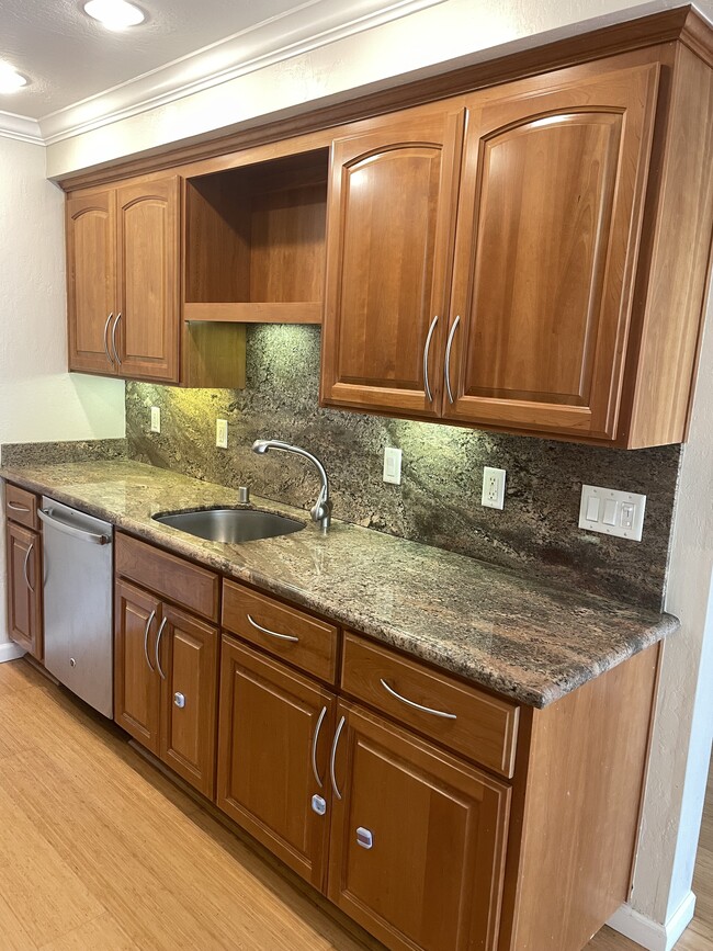 kitchen - 1945 Mount Vernon Ct