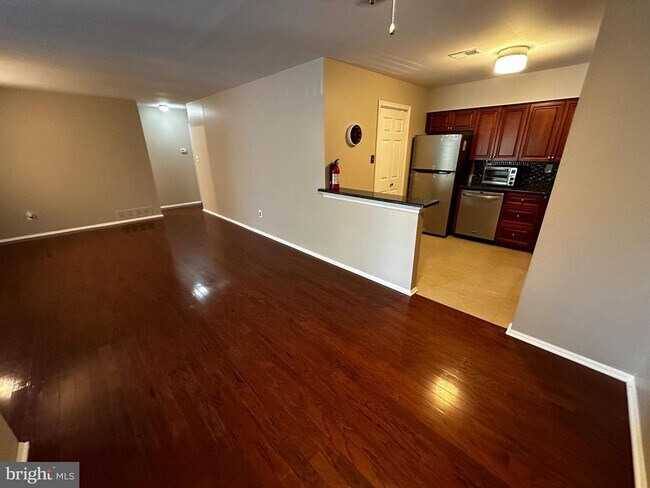 Building Photo - 108B W Bluebell Ln