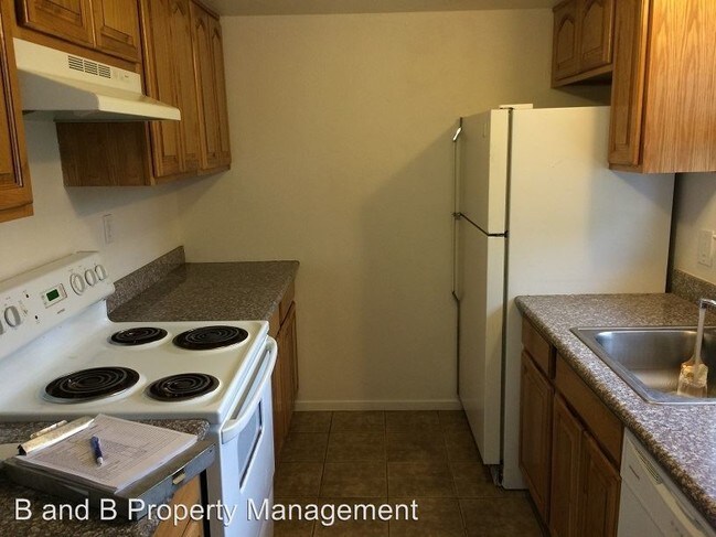 Building Photo - 5604 Hillsdale Blvd