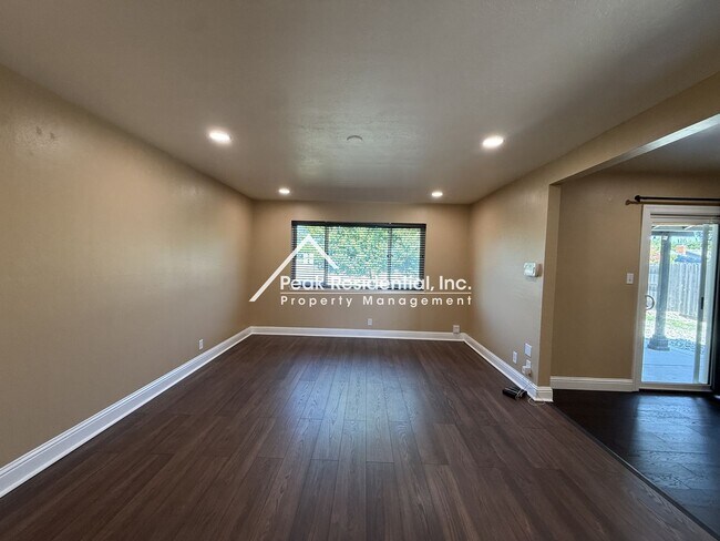Foto del edificio - A Charming 3bd/2ba Sacramento House with Fenced Backyard