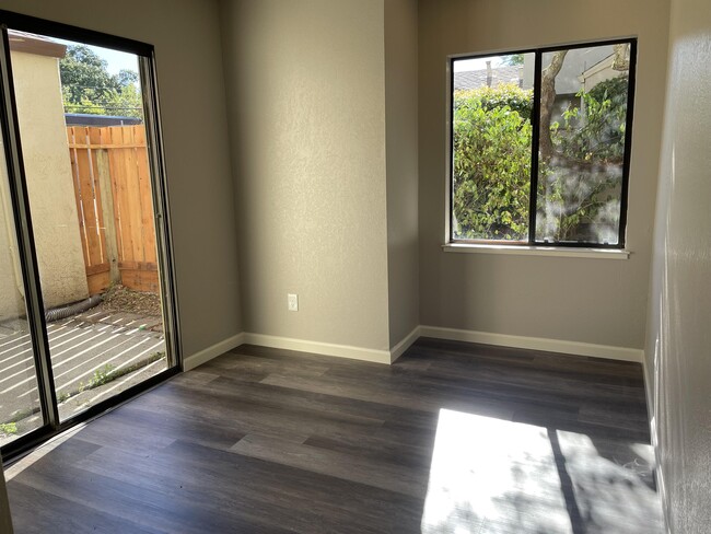 Building Photo - 2850 Tachevah Dr