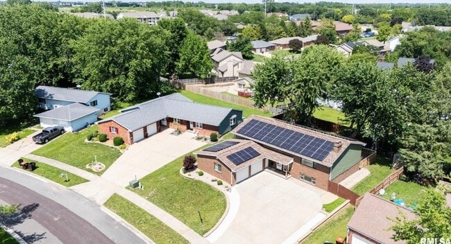 Building Photo - 7110 N Rockvale Dr