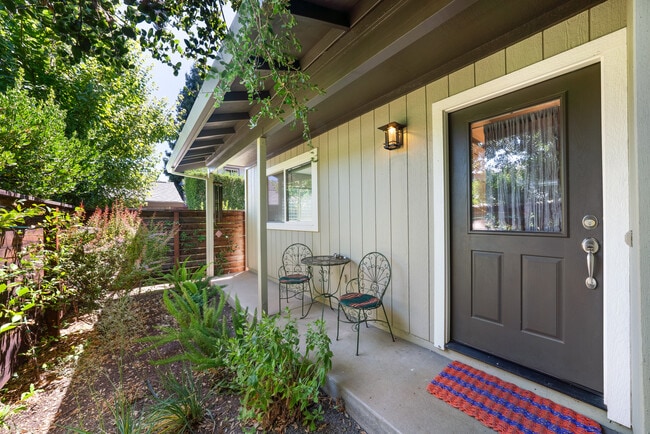 Building Photo - 627 Prince Ave