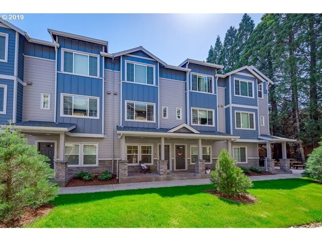 Building Photo - Well Maintained Spacious 2 Bed 2.5 Bath Townhome Style Condo in Hillsboro! Great Location! Bonus/...