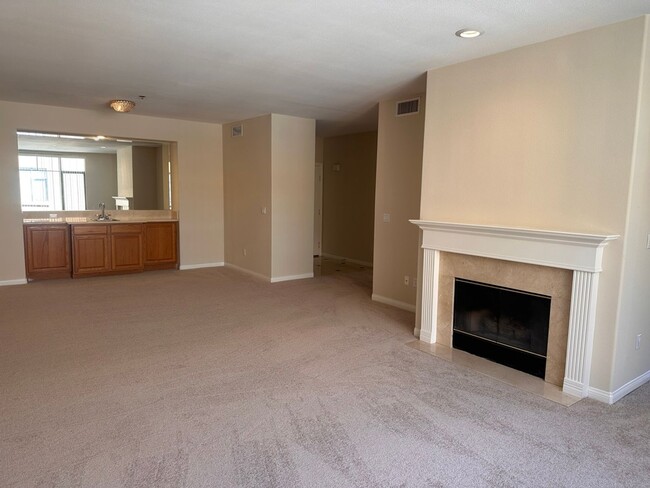 Building Photo - Luxurious and Spacious 1 Bedroom 1 Bath Do...