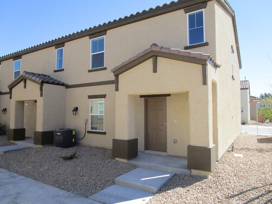 Primary Photo - 3 bed/2 bath townhouse located in the NE a...