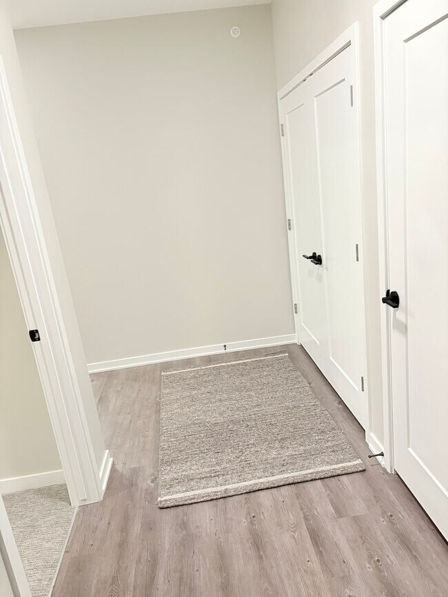 Building Photo - Fully Furnished 1 bedroom with Den! Short Term Lease Available