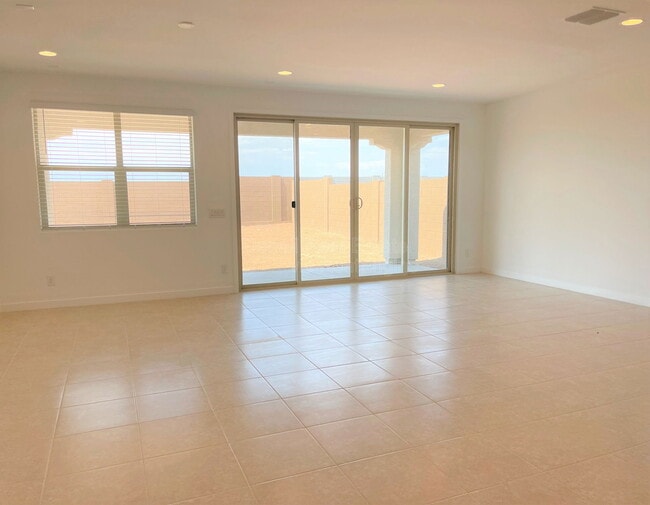 Building Photo - 9426 W Devonshire Ave