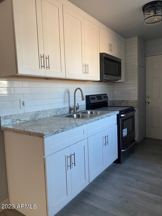 Foto del edificio - 1321 N 48th Pl