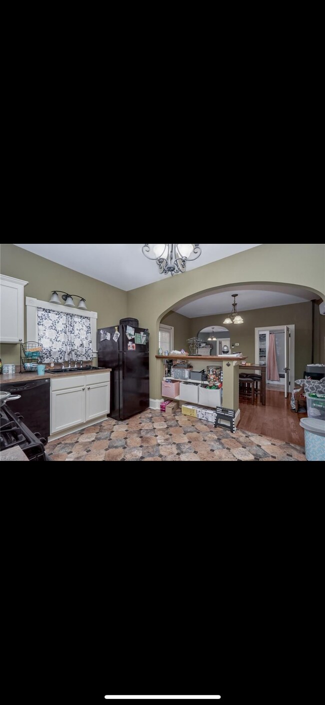 Kitchen with dishwasher and bar - 314 Washington St